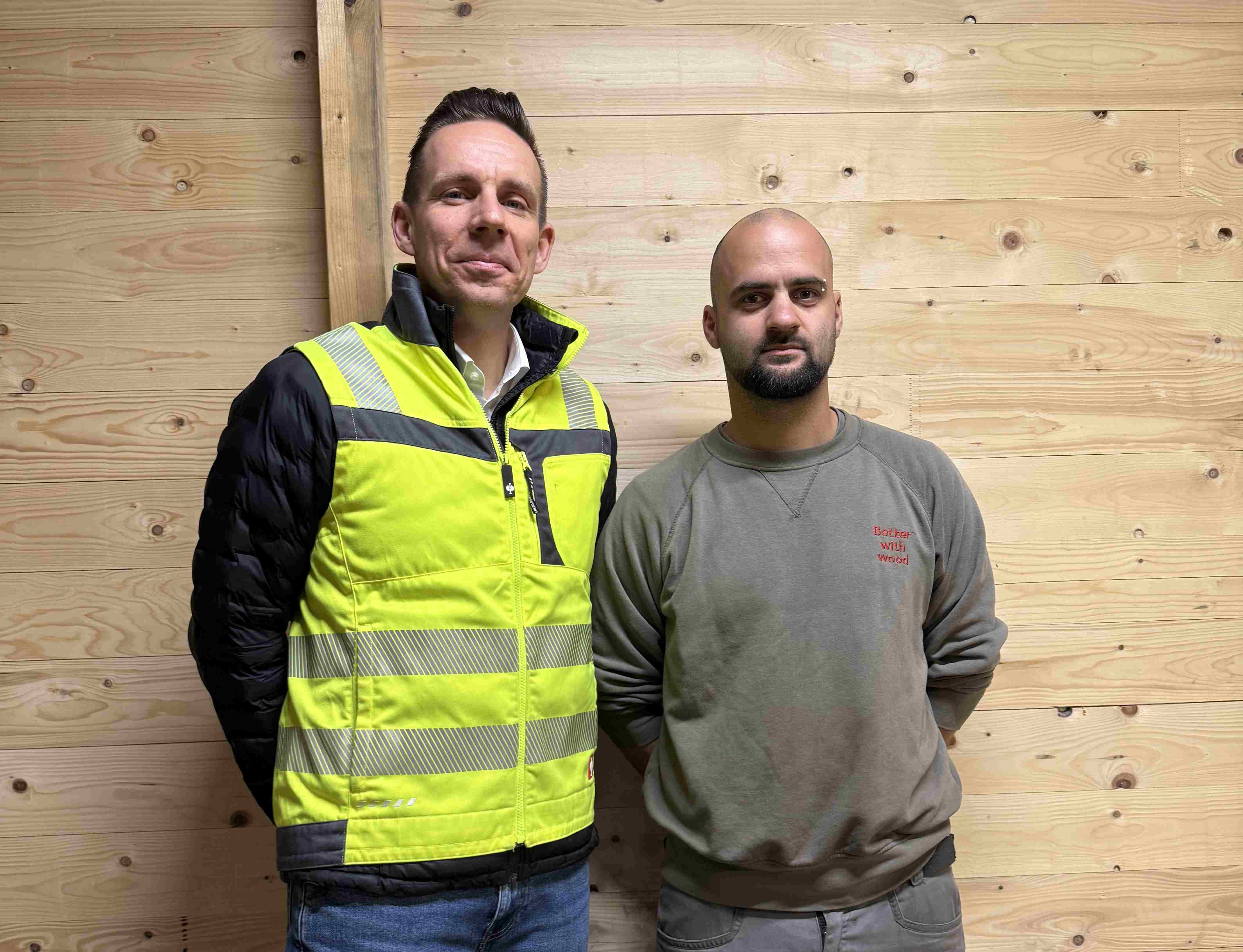 vlnr: Dieter Hufnagel von Pilz; Stefan Micheler, Instandhaltung, Rubner Holzbau GmbH