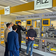 Unter dem Motto „Verpacken ohne Risiko. Sicherheit ohne Kompromisse“ zeigt der Automatisierungsexperte Pilz auf der Interpack zukunftsfähige Automatisierungslösungen mit Sensorik und Steuerungen. Dazu informiert Pilz über seine Dienstleistungen zur ab 2027 geltenden EU-Maschinenverordnung (MVO) sowie zum Cyber Resilience Act (CRA). (Foto: © Pilz GmbH & Co. KG)
