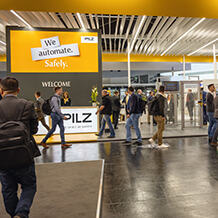 Der Automatisierer Pilz zeigt auf der Hannover Messe 2026, wie sich die Anforderungen an Industrial Security und Digitalisierung nach MVO über passende Lösungen – u.a. die digitale Myzel Lifecycle Platform sowie das IO-Link Safety-System des Unternehmens – in den Industriealltag integrieren lassen. (Foto: © Pilz GmbH & Co. KG)